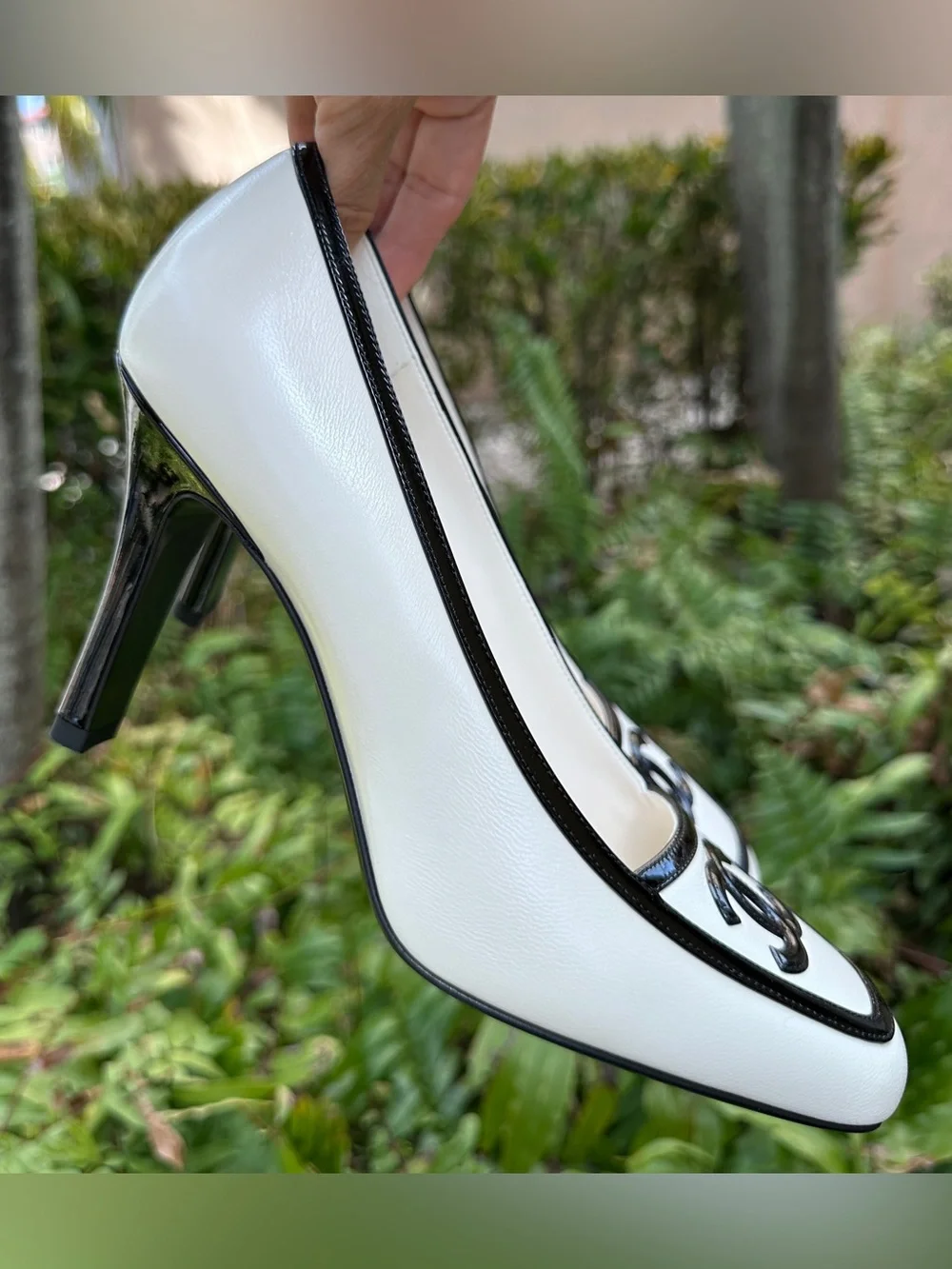 2026B CHANEL WHITE AND BLACK LEATHER PUMPS HEELS SHOES with GOLD CC LOGO 40